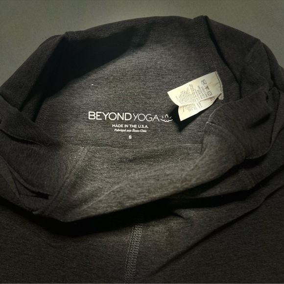 Beyond Yoga cross Leggings - Picture 4 of 5